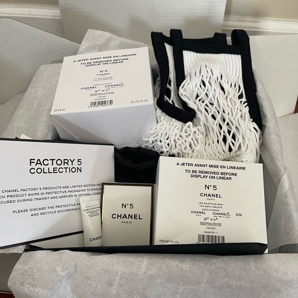 NWT Chanel Beauty N°5 The Shower Gel and The Bath Tablets and Mesh Bag Set